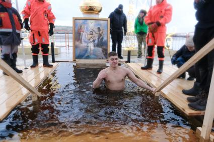 Санкт-Петербург. Мужчина во время празднования Крещения у стен Петропавловской крепости.