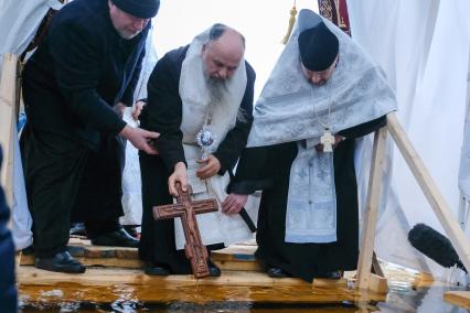 Санкт-Петербург. Митрополит Санкт-Петербургский и Ладожский Варсонофий проводит чин освящения воды во время празднования Крещения у стен Петропавловской крепости.