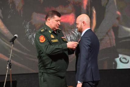 Москва. Заместитель директора Федеральной службы войск национальной гвардии Российской Федерации - главнокомандующего войсками национальной гвардии Российской Федерации генерал-полковник Игорь Ильяш (слева) и военный корреспондент `Комсомольской правды`, член Совета при президенте Российской Федерации по развитию гражданского общества и правам человека Александр Коц во время церемонии награждения журналистов, освещающих деятельность Вооруженных сил РФ в российских средствах массовой информации.