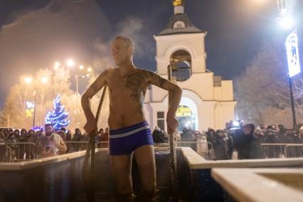 Санкт-Петербург. Девушка во время празднования Крещения у стен Петропавловской крепости.