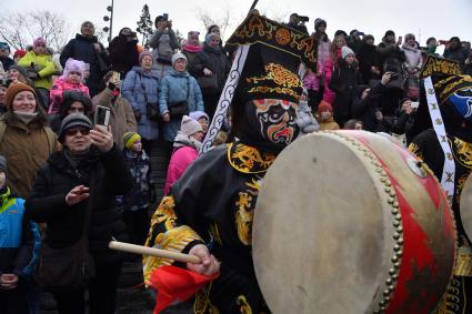 Москва.  Барабанщик в национальном костюме выступает  на праздновании китайского Нового года на ВДНХ. В 2023 году символом китайского Нового года станет водяной Заяц или Кролик.