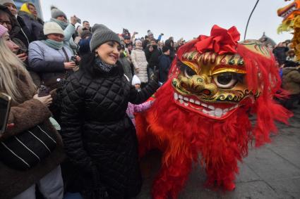 Москва. Зрители  на праздновании китайского Нового года на ВДНХ. В 2023 году символом китайского Нового года станет водяной Заяц или Кролик.