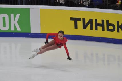 Москва. Фигуристка Анастасия Зинина упала во время выступления с короткой программой женского одиночного катания за команду `Нас не догонят` в соревнованиях по фигурному катанию на Кубок Первого канала.