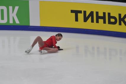 Москва. Фигуристка Анастасия Зинина упала во время выступления с короткой программой женского одиночного катания за команду `Нас не догонят` в соревнованиях по фигурному катанию на Кубок Первого канала.