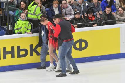 Москва. Фигуристка Анастасия Зинина упала во время выступления с короткой программой женского одиночного катания за команду `Нас не догонят` в соревнованиях по фигурному катанию на Кубок Первого канала.