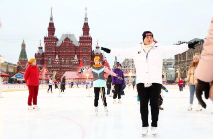 Москва. Мастер-класс по фигурному катанию на ГУМ-Катке на Красной площади.