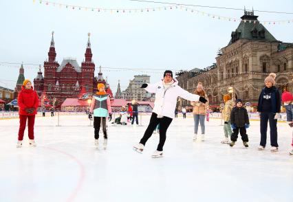 Москва. Мастер-класс по фигурному катанию на ГУМ-Катке на Красной площади.