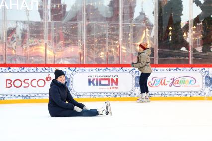 Москва. Корреспондент `Комсомольской правды` Александра Будаева на ГУМ-катке на Красной площади.