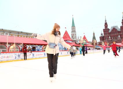 Москва. Посетители катаются на ГУМ-Катке на Красной площади.