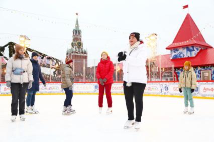 Москва. Мастер-класс по фигурному катанию на ГУМ-Катке на Красной площади.