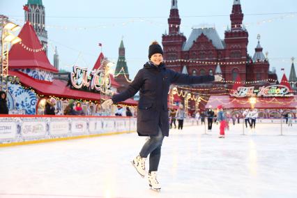 Москва. Корреспондент `Комсомольской правды` Александра Будаева на ГУМ-катке на Красной площади.