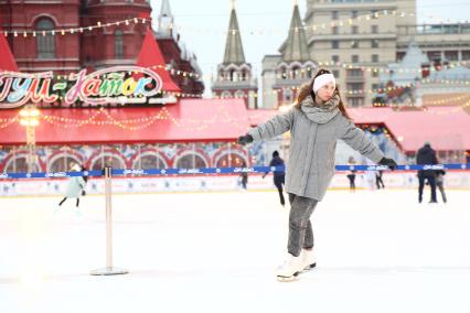 Москва. Девушка катается на ГУМ-Катке на Красной площади.