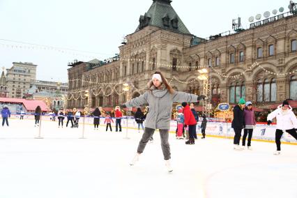 Москва. Посетители катаются на ГУМ-Катке на Красной площади.