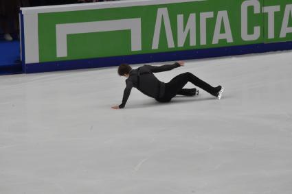 Москва. Фигурист Александр Самарин выступает с произвольной программой мужского одиночного катания за команду `Красная машина` в соревнованиях по фигурному катанию на Кубок Первого канала.