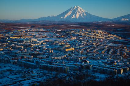 Камчатский край. Вид на Петропавловск-Камчатский. На дальнем плане - вулкан Корякский.