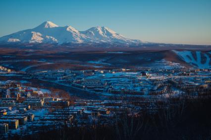 Камчатский край. Вид на Петропавловск-Камчатский. На дальнем плане - вулкан Корякский.