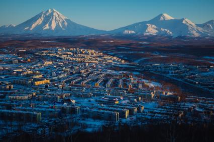 Камчатский край. Вид на Петропавловск-Камчатский. На дальнем плане - вулкан Корякский.