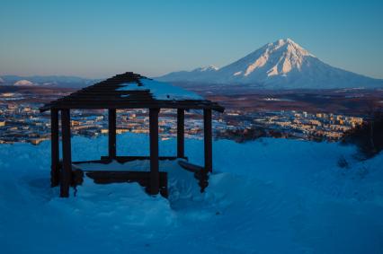 Камчатский край. Вид на Петропавловск-Камчатский. На дальнем плане - вулкан Корякский.