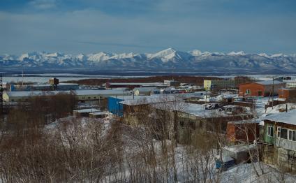 Камчатский край. Вид на Петропавловск-Камчатский. На дальнем плане - вулкан Корякский.