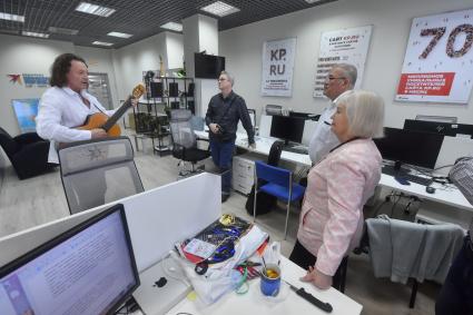 Москва. Донецкий автор-исполнитель, поэт и прозаик, председатель клуба авторской песни ДНР Владимир Скобцов (слева), продюсер, поэт, композитор Леонид Зинковский (второй слева), ведущие программы `Непарадные портреты` на радиостанции `Комсомольская правда` (КП) Александр Гамов и Любовь Моисеева в редакции КП.