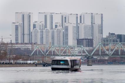 Москва. Испытания электрического речного трамвая на Москва-реке.