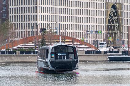 Москва. Испытания электрического речного трамвая на Москва-реке.