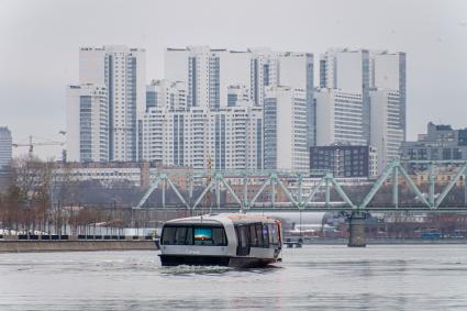Москва. Испытания электрического речного трамвая на Москва-реке.