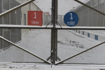 Канск. Корреспонденты `Комсомольской правды` Владимир Ворсобин и Иван Макеев путешествуют автостопом по России. Хоккейный матч в Канской воспитательной колонии (колонии для несовершеннолетних преступников).