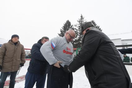 Канск. Корреспонденты `Комсомольской правды` Владимир Ворсобин и Иван Макеев путешествуют автостопом по России. Сенатор Андрей Клишас (в центре )  во время посещения Канской воспитательной колонии (колонии для несовершеннолетних преступников).