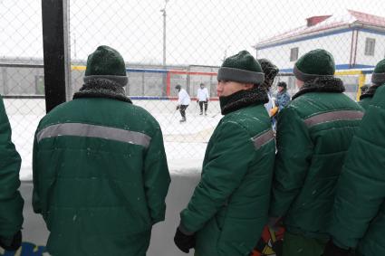 Канск. Корреспонденты `Комсомольской правды` Владимир Ворсобин и Иван Макеев путешествуют автостопом по России. Хоккейный матч в Канской воспитательной колонии (колонии для несовершеннолетних преступников).