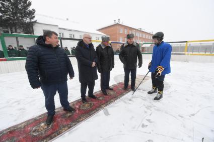 Канск. Корреспонденты `Комсомольской правды` Владимир Ворсобин и Иван Макеев путешествуют автостопом по России. Сенатор Андрей Клишас (Второй слева) и  глава муниципального образования город Канск Андрей Береснев (слева) во время посещения Канской воспитательной колонии (колонии для несовершеннолетних преступников).