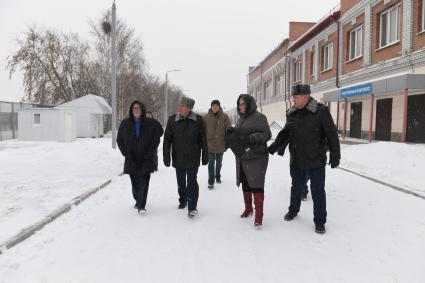 Канск. Корреспонденты `Комсомольской правды` Владимир Ворсобин и Иван Макеев путешествуют автостопом по России. Сенатор Андрей Клишас (слева) во время посещения Канской воспитательной колонии (колонии для несовершеннолетних преступников).