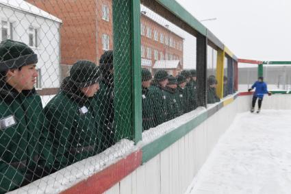 Канск. Корреспонденты `Комсомольской правды` Владимир Ворсобин и Иван Макеев путешествуют автостопом по России. Хоккейный матч  в Канской воспитательной колонии (колонии для несовершеннолетних преступников).