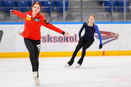 Красноярск. Фигуристка Александра Трусова (слева) проводит мастер-класс для старших воспитанников красноярских спортивных школ по фигурному катанию.