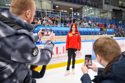 Красноярск. Фигуристка Александра Трусова провела мастер-класс для старших воспитанников красноярских спортивных школ по фигурному катанию.