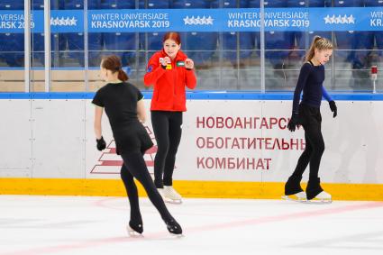 Красноярск. Фигуристка Александра Трусова (вторая слева) проводит мастер-класс для старших воспитанников красноярских спортивных школ по фигурному катанию.