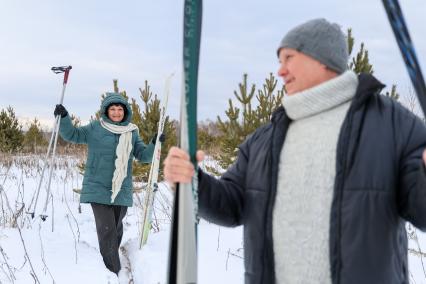 Красноярск. Пожилая пара во время лыжной прогулки.