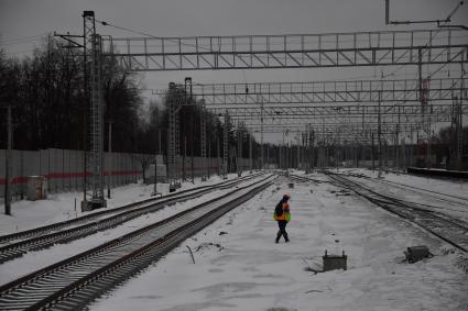 Московская область. г.Одинцово. Рабочий у железнодорожных путей станции МЦД-4 `Лесной городок`, открывшейся после реконструкции.