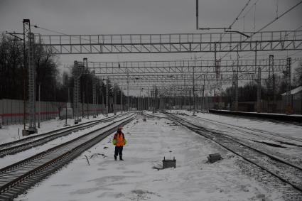 Московская область. г.Одинцово. Рабочий у железнодорожных путей станции МЦД-4 `Лесной городок`, открывшейся после реконструкции.