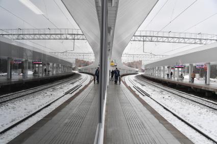 Московская область. г.Одинцово. Пассажиры на перроне станции МЦД-4 `Лесной городок`, открывшейся после реконструкции.