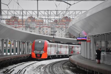 Московская область. г.Одинцово. Поезд прибывает на станцию МЦД-4 `Лесной городок`, открывшуюся после реконструкции.