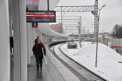 Московская область. г.Одинцово. Пассажиры на перроне станции МЦД-4 `Лесной городок`, открывшейся после реконструкции.