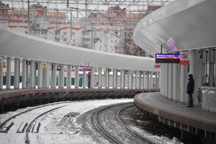 Московская область. г.Одинцово. Пассажир на перроне станции МЦД-4 `Лесной городок`, открывшейся после реконструкции.