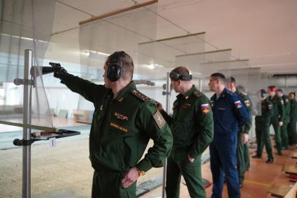 Самара. Участники Чемпионата Центрального военного округа по зимнему офицерскому троеборью. Стрельба из пистолета.