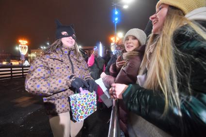 Москва. Певица Мари Краймбрери во время премьеры нового сингла `Иначе все это зря` на катке ВДНХ.