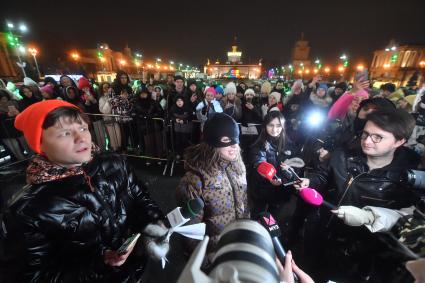 Москва. Певица Мари Краймбрери во время премьеры нового сингла `Иначе все это зря` на катке ВДНХ.