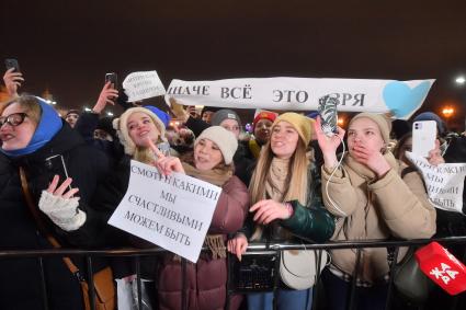 Москва. Поклонницы певицы Мари Краймбрери во время премьеры её нового сингла `Иначе все это зря` на катке ВДНХ.