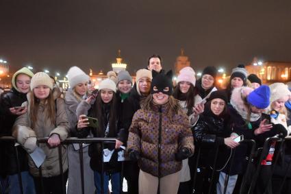 Москва. Певица Мари Краймбрери во время премьеры нового сингла `Иначе все это зря` на катке ВДНХ.