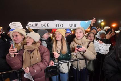 Москва. Поклонницы певицы Мари Краймбрери во время премьеры её нового сингла `Иначе все это зря` на катке ВДНХ.