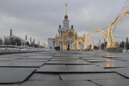 Москва. Новогоднее оформление у павильона #1 `Центральный` на ВДНХ.